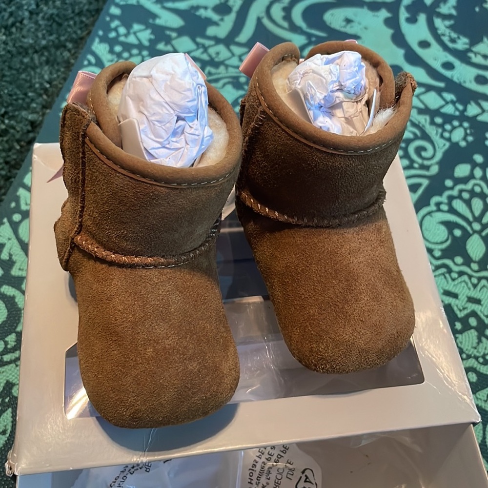 Baby Jessie bow ll uggs